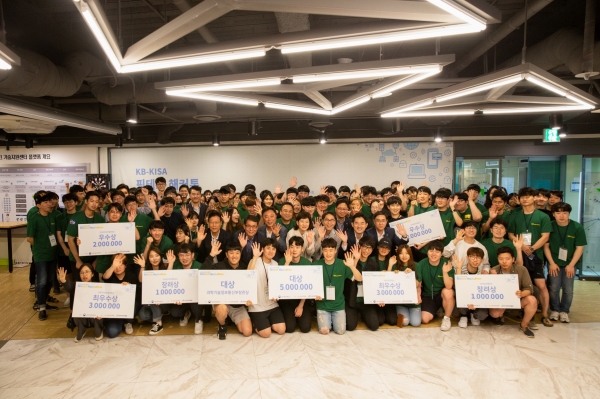 사진 = 지난 28일부터 3일간 서울 송파구에 위치한 KISA 핀테크 기술지원센터에서 진행된 'KB- KISA 핀테크 해커톤' 대회 참가자들이 기념 촬영을 하고 있다.