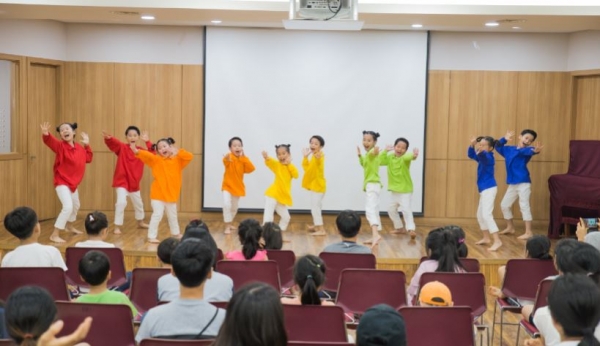다문화 콘서트에 초청된 초등학생들의 댄스.(사진제공=사랑과꿈을주는후원회)