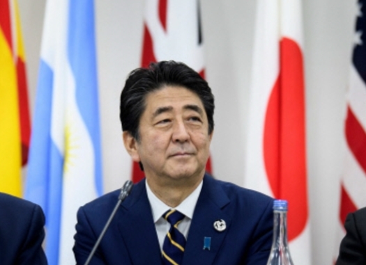 아베 신조 일본 총리가 지난달 28일오사카에서 열린 주요 20개국(G20) 정상회의에서 앉아 있는 모습