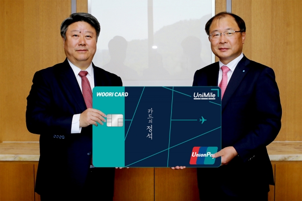 사진 = 우리카드, 차이지앤뽀 유니온페이 인터내셔날 CEO와 이헌주 우리카드 영업추진 겸 마케팅본부장(오른쪽)이 '카드의정석 UniMile' 출시를 기념해 사진촬영을 하고 있다