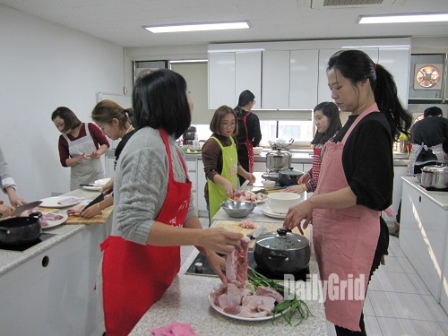 지난 1월 금천글로벌빌리지센터에서 외국인 주민 및 결혼이주 여성들이 요리교실 수업을 받고 있는 모습