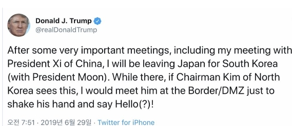 일본 오사카에서 열리는 주요 20개국(G20) 정상회의에 참석 중인 트럼프 대통령은 이날 트위터에 "중국의 시진핑 주석과의 회담을 포함해 아주 중요한 몇몇 회담을 가진 후에 나는 일본을 떠나 (문재인 대통령과) 한국으로 떠날 것"이라며 "그곳에 있는 동안 북한 김 위원장이 이것을 본다면, 나는 DMZ에서 그를 만나 손을 잡고 인사(say Hello)를 할 수 있을 것이라고 트윗. [도널드 트럼프 미국 대통령 트위터 캡쳐].