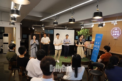 지난 6월 ‘두잇 커뮤니티’에 참여한 청년 뮤지컬팀 ‘아리아리팀’이 청춘삘딩에서 뮤지컬 공연을 선보였다.