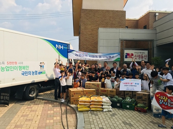 농협물류는 5일 안성 신생보육원을 찾아 사랑의 쌀 200kg(연간 2,400kg)을 전달했다.