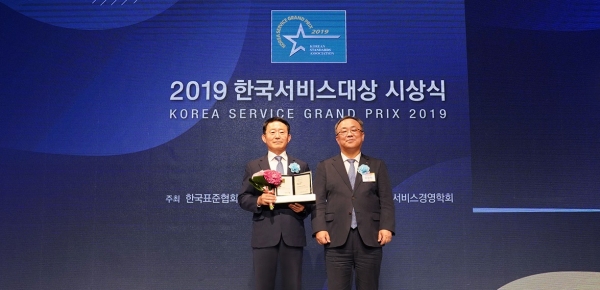 롯데건설 하석주 대표이사(왼쪽)가 219년 한국표준협회 2019 한국서비스대상 시상식에서 아파트부문 종합대상을 수상했다.
