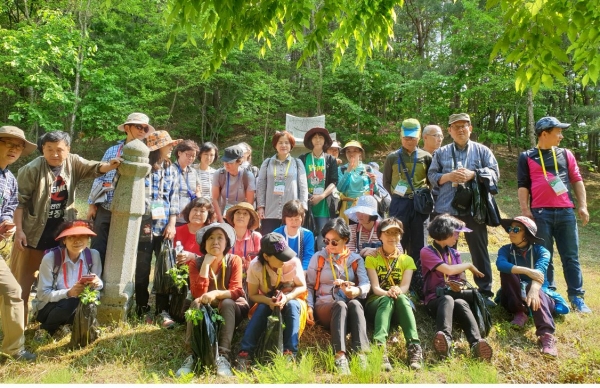 유기농 디톡스 힐링스쿨에 참여한 관광객들이 기념촬영을 하고 있다.