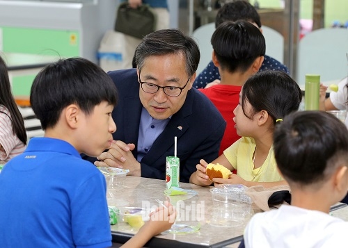지난 8일 유성훈 금천구청장(사진 가운데)이 ‘서울형 건강증진학교’ 시범운영 학교인 금천구 정심초등학교를 방문해 아이들과 아침간식을 먹으며 이야기 나누고 있다.