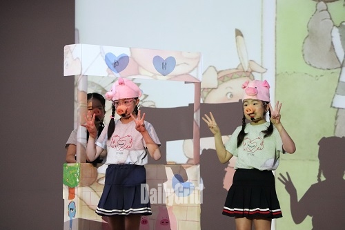 지난해 8월 ‘제6회 금천구 어린이 영어동화 구현대회’에 참여한 초등 3학년 학생팀이 동화연기를 선보이고 있다.