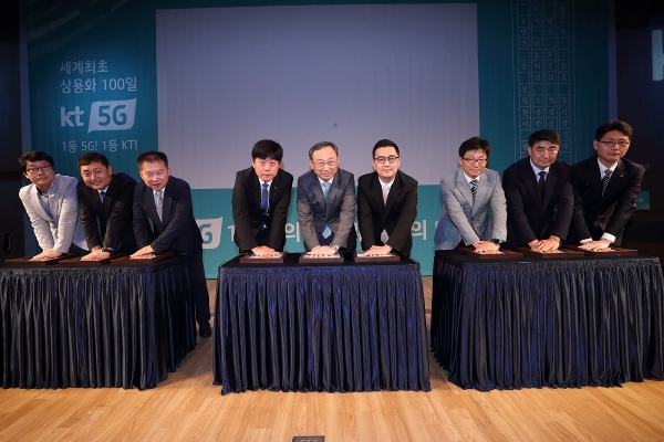 KT 황창규(가운데) 회장이 5G 상용화 공로자들과 함께 핸드프린팅을 하고 있다.