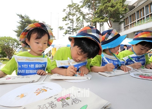 지난 6월 열린 ‘금천에코라이프데이 캠페인’ 체험부스에서 아이들이 ‘냅킨아트 부채 만들기’ 체험을 하고 있다.