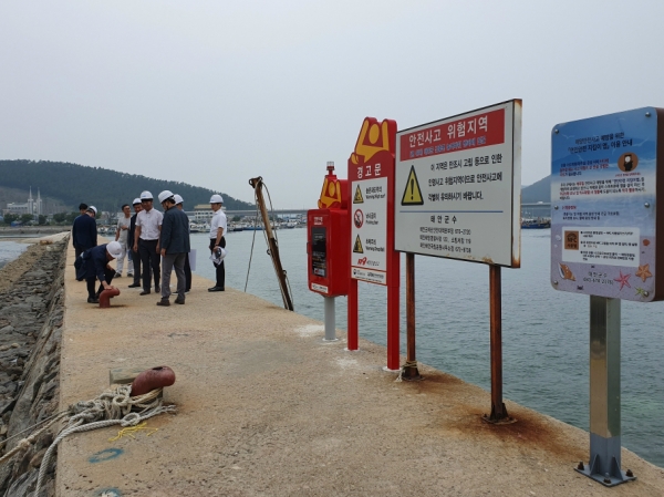 사진 = 한국어촌어항공단 경영진이 국가어항 안전점검 및 유지보수 현장실태를 확인하고 있다.