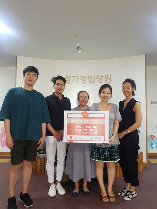 결혼정보회사 제이노블결혼정보회사가 제이소셜 파티수익금을 입양아 가족 후원금으로 기부하고 있다.