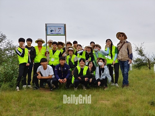 지난해 몽골 바양노르에서 ‘제7기 금천청소년국제자원활동단’이 나무심기에 앞서 기념촬영을 하고 있는 모습