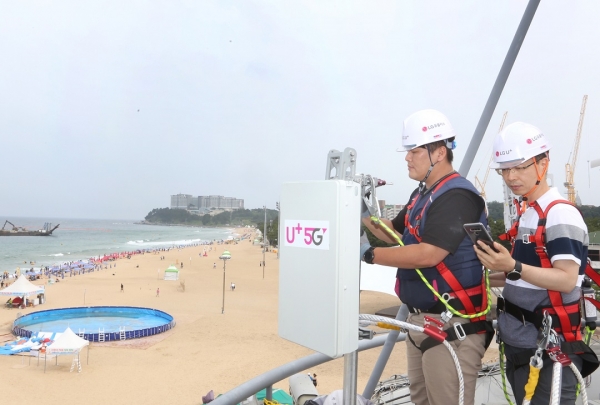LG유플러스 직원들이 강원도 속초시 속초해수욕장에서 5G 기지국을 설치하고 최적화 작업을 하고 있다.(사진 LG유플러스 제공)