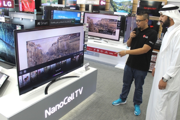 사우디아라비아 제다 소재 전자매장에서 고객이 아랍어 음성 명령으로 LG 인공지능 TV의 인공지능 기능을 체험하고 있다.(사진 LG전자 제공)