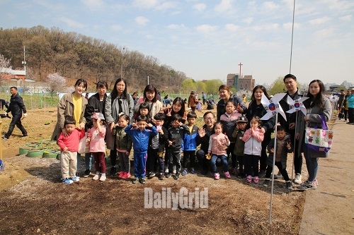 지난 4월 ‘금천 친환경 주말농장’ 개장식에 참여한 가족단위 주민들이 유성훈 구청장(사진 가운데)과 기념 촬영을 하고 있다.
