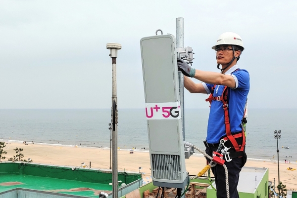 LG유플러스 직원들이 울산시 일산해수욕장에서 5G 기지국을 구축하고 U+5G 서비스 제공을 위해 최적화 작업을 진행하고 있다.(사진 LG유플러스 제공)