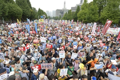지난 2015년 5월 일본 아베 총리의 안전보장법률 개정안에 반대(전쟁에 반대)하며 집회를 벌이고 있는 일본시민들 모습