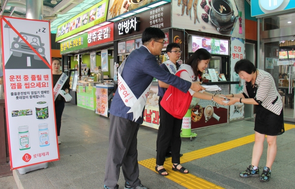 사진 = 지난 26일 신탄진 휴게소에서 롯데제과와 대전충남본부 직원들이 운전자들에게 껌을 나눠주고 있다.