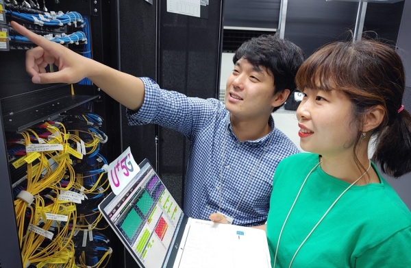 LG유플러스 직원들이 5G 상용망에 적용된 대용량 5G DU를 점검하고 있다.(사진 LG유플러스 제공)