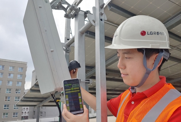 LG유플러스 직원이 세계 처음으로 개발한 5G 모바일 품질측정앱으로 기지국에서 신호세기, 다운로드, 업로드 속도 등을 측정하고 있다.(사진 LG유플러스 제공)