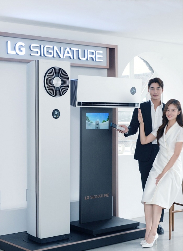 LG전자가 5일 超프리미엄 에어컨인 LG 시그니처 에어컨을 출시했다. 사진은 모델이 LG 시그니처(LG SIGNATURE) 에어컨을 소개하고 있다.