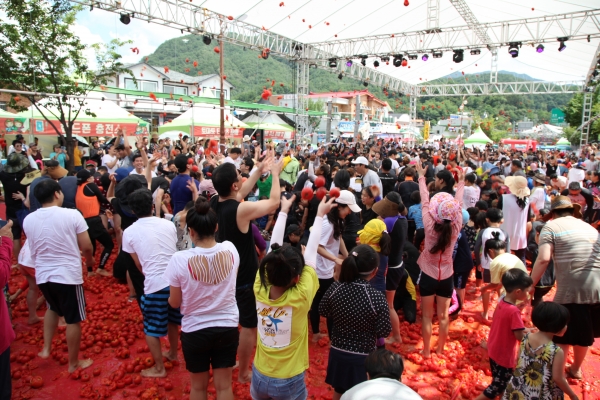 참가자들이 토마토축제를 즐기고 있는 모습