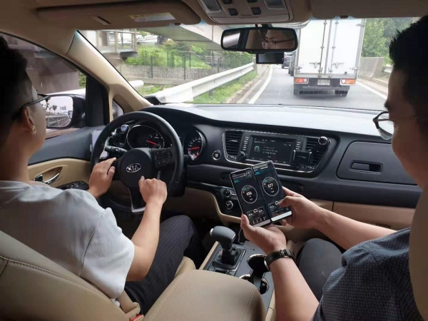 LG유플러스 직원이 강변북로에서 자동차로 이동하면서 5G 속도품질을 테스트하고 있다.(사진 LG유플러스 제공)