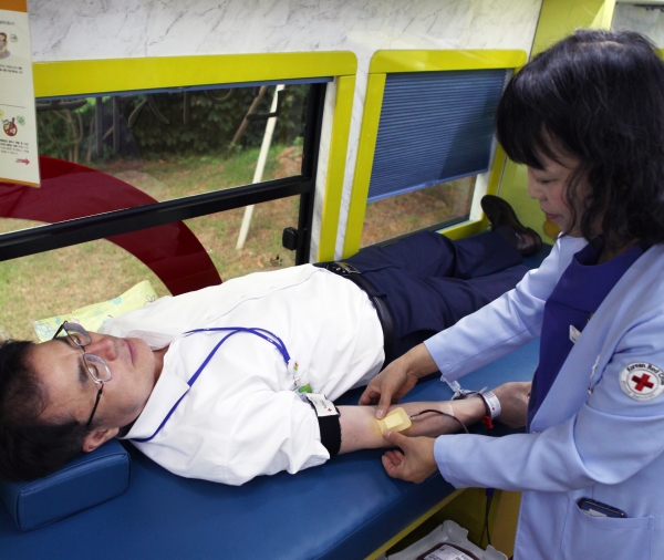 GC녹십자 임직원이 최근 경기도 용인의 GC녹십자 본사에서 열린 ‘사랑의 헌혈’ 행사에 참여하고 있다.