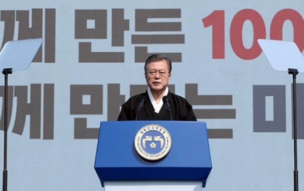 문재인 대통령이 지난 3월 1일 서울 광화문광장에서 열린 제100주년 3.1절 기념식에서 기념사를 하고 있는 모습.