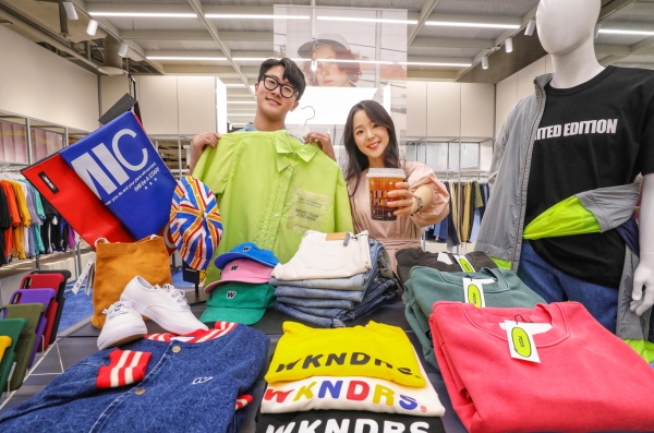 지난 15일 오전 현대백화점 신촌점 유플렉스 지하 2층에 오픈한 업계 최대 규모 패션 편집숍 ‘피어(PEER)’에서 직원들이 '피어' 대표 상품들을 소개하고 있다.