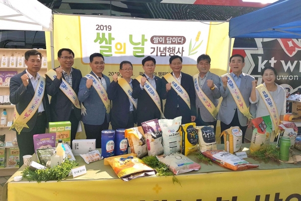 김원석 농협 농업경제대표이사(사진왼쪽에서 4번째), 이어 이재욱 농식품부 차관(사진 농협 제공)