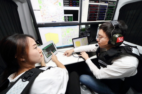 KT 네트워크부문 직원들이 5G 품질 측정 차량에서 KT 5G 네트워크 품질을 측정 및 분석하고 있다.(사진 KT 제공)