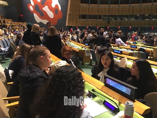 올해 3월 ‘제2기 도전!글로벌탐험대’에 참가한 금천구 청소년들이 뉴욕유엔국제학교 ‘UNIS-UN CONFERENCE’에서 다른 나라 참가자들과 수자원 위기에 대해 토론하고 있다.