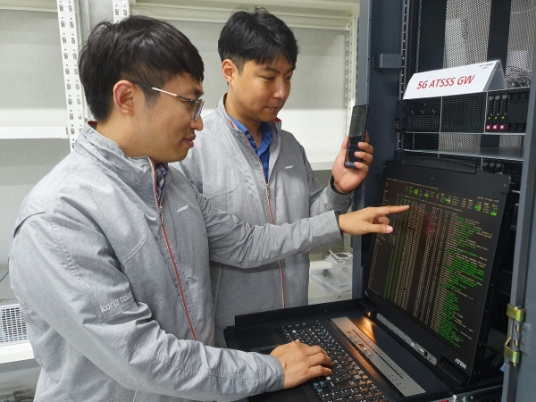 서울시 서초구 우면동 융합기술원 내 연구실에서 직원들이 멀티무선 접속 기술(ATSSS)을 시연하고 있다.(사진 KT 제공)