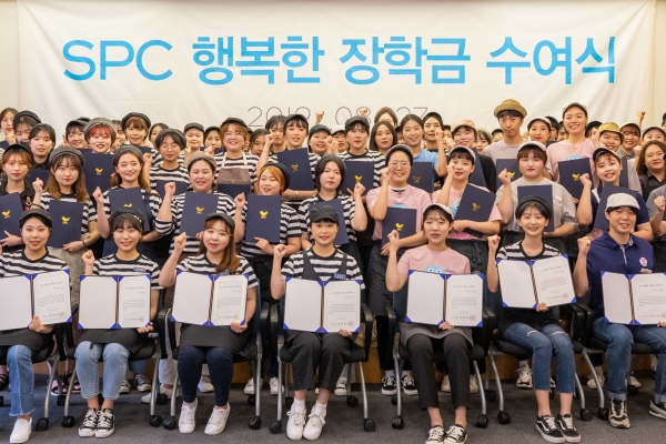 지난 27일 서울 신대방동 SPC 미래창조원에서 열린 '제 16회 SPC 행복한 장학금 수여식'에서 아르바이트 장학생들이 기념 촬영을 하고 있다.