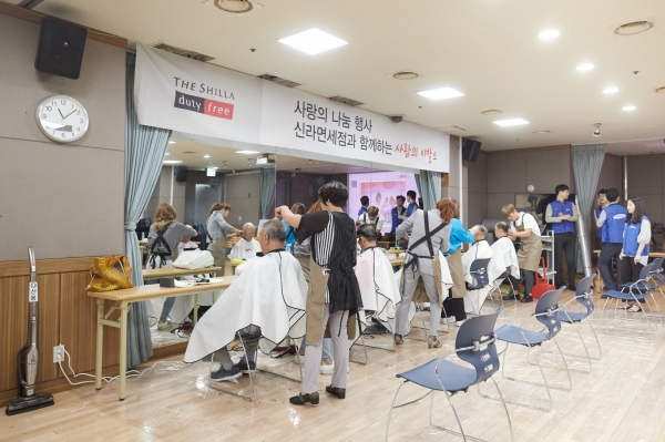 지난 27일 서울시 중구 다산동 주민센터에서 진행된 '사랑의 이발소' 이발 봉사