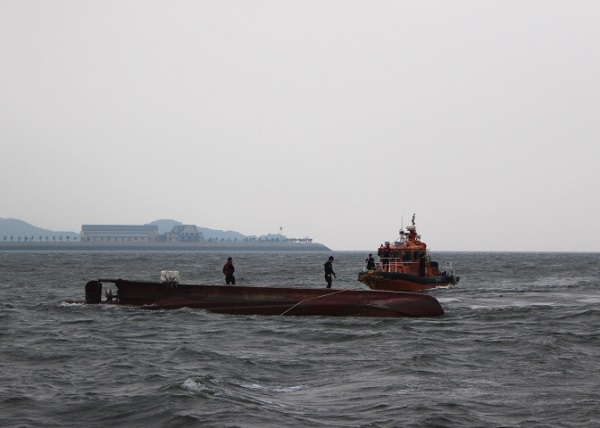 사진=인천해양경찰서,전복어선 해중유실 조치등 안전관리중인 해경