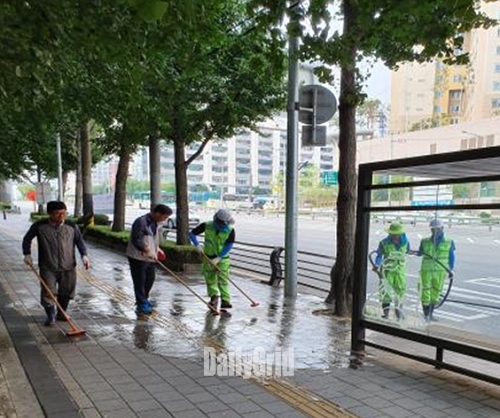 지난 28일에 실시된 독산2동 추석맞이 서울 클린데이행사에서 환경미화원과 주민들이 시흥대로변 보도 물청소를 하고 있다.