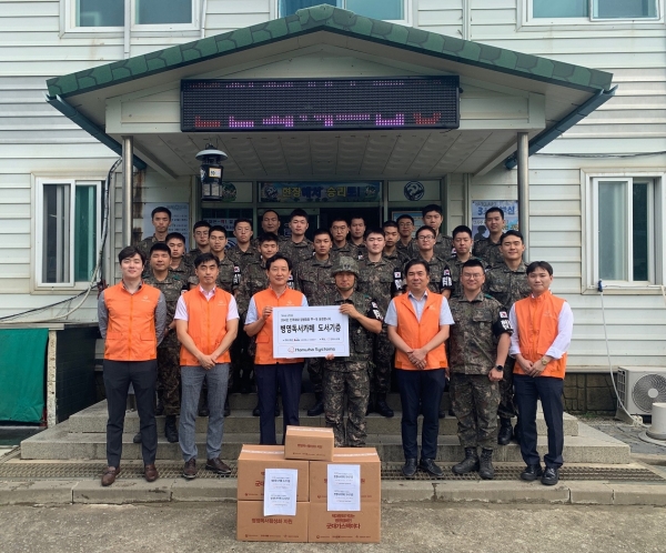8월 29일 한화시스템 직원들이 육군 28사단을 방문해 2016년 기부했던 사랑의 독서카페를 위해 200권의 도서를 추가로 전달했다.