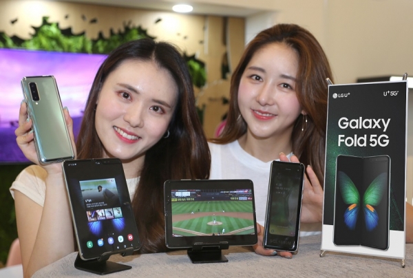 LG유플러스는 첫 5G 폴더블 스마트폰인 삼성전자 ‘갤럭시 폴드’ 출시를 기념해 6일 오전 서울 삼성동에 위치한 코엑스 메가박스 ‘U+브랜드관’에서 개통 고객 100명을 초대해 출시 행사를 진행한다.(사진 LG유플러스 제공)