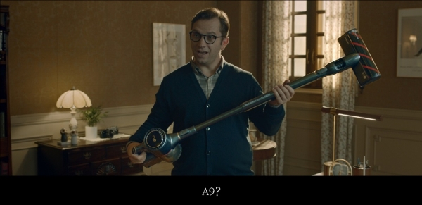 광고 속 왓슨 박사가 셜록 홈즈가 준비한 LG 코드제로 A9을 받아들고 청소할 준비를 하고 있다.(사진 LG전자 제공)
