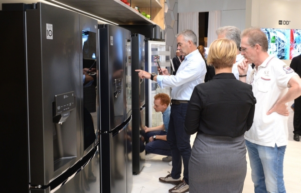 관람객들이 LG전자의 '노크온 매직 스페이스 냉장고'를 살펴보고 있다.