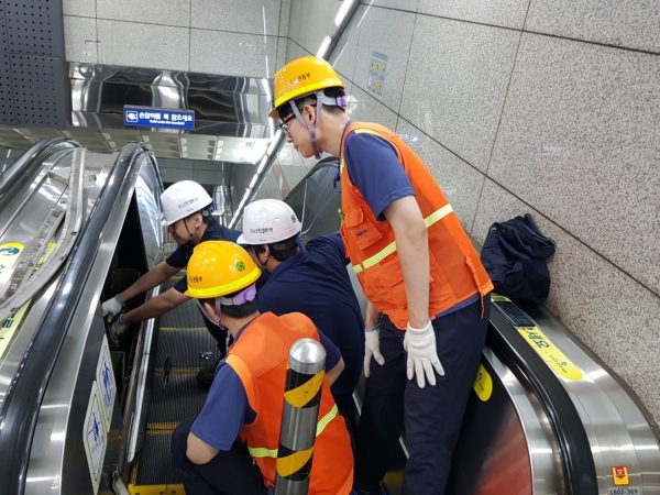 지난달 23일 분당선 수서역에서 코레일 건축분야 직원들이 한국승강기안전공단과 에스컬레이터를 점검하고 있다.