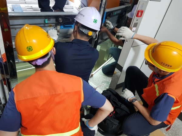 지난달 28일 경산선 판교역에서 코레일 건축분야 직원들이 한국승강기안전공단과 엘리베이터를 점검하고 있다.