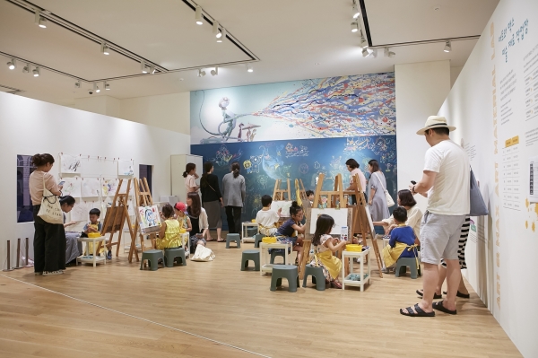 현대어린이책미술관을 방문한 관람객들이 '데이비드 위즈너' 전시회 활동 프로그램에 참여하고 있다.