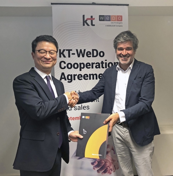 KT 글로벌사업개발본부장 김영우 상무(왼쪽)와 WEDO CEO 루이 패이바(오른쪽)가 계약을 체결하고 악수를 하고 있다.(사진 KT 제공)