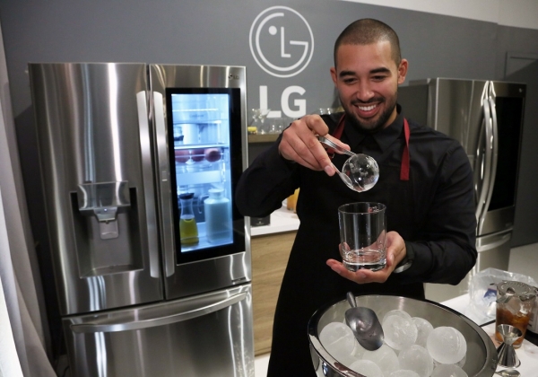 팝업 스토어의 칵테일 전문가가 LG 인스타뷰 냉장고에서 꺼낸 구형(球形) 얼음인 크래프트 아이스를 컵에 담고 있다.(사진 LG전자 제공)