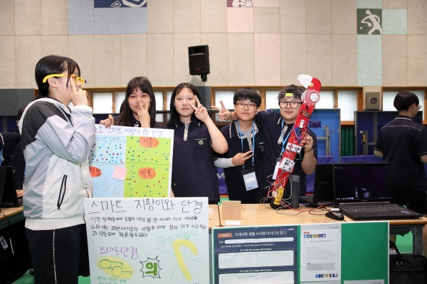 삼성물산 주니어물산아카데미 부천 내동중 '메이커 축제'에 참여한 학생들이 스스로 제작한 제품과 서비스를 소개하고 있다.(사진 삼성물산 제공)