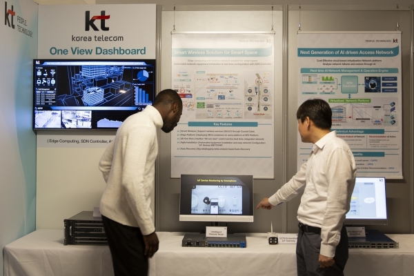KT는 프랑스 파리에서 9월 24일부터 26일까지 열리는 ‘SDWAN Summit 2019’에서 AI 기반 차세대 네트워크 기술과 스마트 스페이스 네트워크 솔루션을 선보인다고 9일 밝혔다. 프랑스 파리 SDWAN SUMMIT 2019 행사장에서 KT 직원들이 관람객들에게 솔루션을 소개하고 있다.(사진 KT 제공)